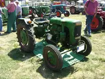 Holder B10 Diesel aus dem Jahr 1953. Die Baureihe wurde von 1951 bis 1959 in den Baureihen A bis D produziert. Anfänglich war ein firmeneigener Dieselmotor (Holder Diesel 500) verbaut. Ab 1953 kam ein baugleicher, bei Fichtel & Sachs montierter, Dieselmotor zum Einbau. Der abgelichtete Holder muss vor 1957 gebaut worden sein, da er noch mit der  alten  kurzen Motorhaube versehen ist. Dieser Einzylinderzweitaktdieselmotor leistet 9,5 PS aus 499 cm³ Hubraum. Dittmer´s Hoffest in Sprockhövel am 07.07.2018.