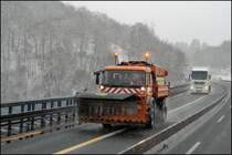 Der andere Atego 1828 wird in der Baustelle bei L�denscheid abgleichtet. Gru� an den Kollegen. (13.02.2009)

