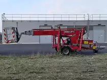 Ein Mobiler Lift auf dem Gelände des Düsseldorfer Flughafens. (Juli 2018)