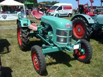 Kramer KL12, gebaut von August 1955 bis Juli 1958. Während der fast dreijährigen Produktionszeit stellte die Firma Kramer aus Gutmadingen 1822 Schlepper dieses Typs her. Der von Deutz zugekaufte, luftgekühlte, Einzylinderdieselmotor hat einen Hubraum von 763 cm³ und leistet 11 PS. Dittmer´s Hoffest in Sprockhövel am 07.07.2018.