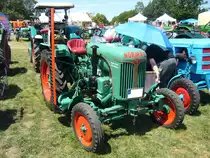 Normag K12 Kornett I. Von 1954 bis 1956 stellte die Firma Normag, zuletzt ansässig in Sprockhövel und Hattingen, ca. 3.000 Schlepper dieses Typs her. Der luftgekühlte Einzylinderzweitaktdieselmotor war eine Eigenkonstruktion der Normag-Werke. Der Motor leistet 12 PS aus 1274 cm³ Hubraum. Dittmer´s Hoffest in Sprockhövel am 07.07.2018.