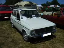 Renault R6. 1968 - 1986. Der auf dem Pariser Salon 1968 vorgestellte R6 sollte die R4 Aufsteiger mit dem Desigen des großen R6 locken. Hier wurde ein Modell nach dem Facelift im Jahr 1973 abgelichtet. Dieses ist am Plastikkühlergrill erkennbar. Der R6 war mit drei verschiedenen 4-Zylinderreihenmotoren lieferbar: 845 cm³ mit 34 PS, 1108 cm³ mit 47 PS und 1397 cm³ mit 60 PS. Dittmer´s Hoffest in Sprockhövel am 07.07.2018.