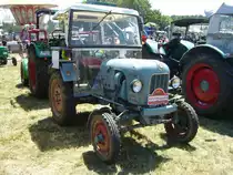 Eicher EM100  Leopard . 1960 - 1966. Der  Leopard  war der kleinste Schlepper aus der Raubtierbaureihe von Eicher aus Forstern in Oberbayern. Er war auch der einzige Schlepper aus der  Raubtierbaureihe , der von einem luftgekühlten Einzylinderdieselmotor angetrieben wurde. Dieser Motor hat einen Hubraum von 981 cm³ und leistete bis zum Jahr 1962 15 PS. Danch erhöhte sich die Leistung auf 16 PS. Dittmer´s Hoffest in Sprockhövel am 07.07.2018.