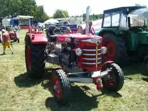 Hürlimann D110 Synchromatic. 1970 - 1973. Die Traktoren aus Wil im Kanton St. Gallen standen im Ruf, besonders gut verarbeitet und technisch  luxuriös  ausgestattet zu sein. Dieser Ackerschlepper wird von einem wassergekühlten Vierzylinderreihendieselmotor angetrieben, der aus 2948 cm³ Hubraum 55 PS leistet. Dittmer´s Hoffest in Sprockhövel am 07.07.2018.