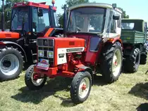 IHC McCormick 423. 1966 - 1975. Die Firma aus Chicago war seit Anfang des 20. Jahrhunderts im Landmaschinenbau tätig. Auch in Deutschland platzierte sie ihre Produkte erfolgreich am Markt. Der abgelichtete 423 stammt aus dem Modelljahr 1974. Angetrieben wird der Schlepper von einem wassergekühlten Dreizylinderreihendieselmotor. Dieser Motor leistet 40 PS aus 2536 cm³ Hubraum. Dittmer´s Hoffest in Sprockhövel am 07.07.2018.