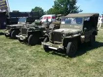 Drei Willys Jeep parken am 07.07.2018 bei Dittmer´s Hoffest in Sprockhövel nebeneinander.