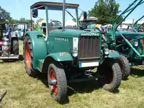 Hanomag R40. 1942 - 1951. Der abgelichtete R40 wurde im Juli 1945 produziert. Er ist also einer der ersten Nachkriegsschlepper der Hannoveraner. Er wurde als Modell HG (Holzgas-Generator) ausgeliefert und irgendwann auf Dieselmotorisierung umgerüstet. Der wassergekühlte Vierzylinderdieselmotor hat einen Hubraum von 5700 cm³ und leistet 40 PS. Mit dieser Motorleistung wird der Schlepper seinem Ruf als  Lokomotive auf Rädern  gerecht. Dittmer´s Hoffest in Sprockhövel am 07.07.2018.