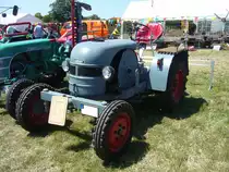 Kramer K12V. 1950 - 1952. Das Modell basierte auf einer Vorkriegskonstruktion der Firma aus Überlingen. Mit einem Preis von DM 3575,00 war dieses Modell im Jahr 1950 das günstigste Modell auf dem deutschen Schleppermarkt. Verbaut ist ein wassergekühlter Einzylinderdieselmotor aus dem Hause Deutz. Dieser leistet 12 PS aus 1100 cm³ Hubraum. Dittmer´s Hoffest in Sprockhövel am 07.07.2018.