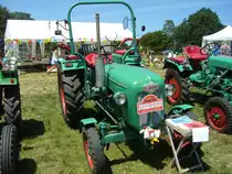 Kramer K350 Export. 1963 - 1968. Um auf dem Exportmarkt besser bestehen zu können, ging die Firma vom Bodensee eine Kooperation mit den zum britischen Leyland-Konzern gehörenden Standard-Werken ein. In diesem Modell ist ein wassergekühlter Vierzylinderreihendieselmotor von Standard verbaut. Dieser Motor leistet 32 PS aus 2260 cm³ Hubraum. Von diesem Modell verkauften die Kramer-Werke 4227 Exemplare. Dittmer´s Hoffest in Sprockhövel am 07.07.2018.