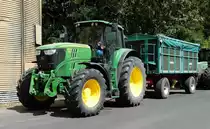 =John Deere 6170 M steht zur Getreideanlieferung  bei der Raiffeisen-Warenzentrale in Hünfeld, Juli 2018