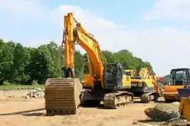 Diese Hyundai-Bagger standen am 11.05.2018 auf der Schleusen-Baustelle Gleesen.