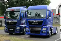 Diese MAN TGX standen am 26.06.2018 vor der  MAN-Vertretung in Berlin. Rechts eine Sattelzugmaschine mit dem XL-Fahrerhaus und links ein Wechselbrückenfahrzeug mit einem XXL-Fahrerhaus.