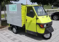 =APE 50 steht als Werbeträger auf einem Parkplatz im Kuppenheim im Juli 2018
