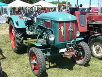 Hanomag Perfekt 300. 1962 - 1964. Von diesem Modell verkauften die Hannoveraner während der dreijährigen Produktionszeit 3565 Schlepper. Der wassergekühlte Zweizylinderreihendieselmotor leistet 25 PS aus 1399 cm³ Hubraum. Dittmer´s Hoffest in Sprockhövel am 07.07.2018.