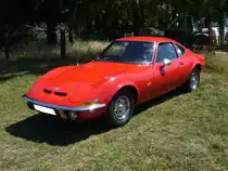 Opel GT 1900. 1968 - 1973. Die Karosserie des GT wurde bei Brissoneaux & Lotz in Nantes/Frankreich gefertigt und nach Bochum geliefert. In den ersten drei Produktionsjahren konnte man den GT auch mit dem 1.1l Motor aus dem Kadett ordern. Da sich aber nur 3573 Kunden für den schwachbrüstigen 1100´er entschieden wurde er 1970 aus dem Programm genommen. Ab diesem Zeitpunkt gab es nur noch den 90 PS starken 1.9l Motor. Dittmer´s Hoffest in Sprockhövel am 07.07.2018.