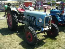 Eicher EM300  Königstiger . 1959 - 1962. Der  Königstiger  war der erste Traktor aus der Raubtierserie von Eicher, der mit einem Dreizylindermotor ausgerüstet wurde. Von diesem Modell verkaufte die Firma aus Forstern/Oberbayern 3790 Schlepper. Der luftgekühlte Dreizylinderreihendieselmotor hat einen Hubraum von 2944 cm³ und leistet 35 PS. Dittmer´s Hoffest in Sprockhövel am 07.07.2018.