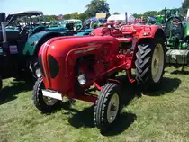 Porsche Diesel Super Export 329. 1961 - 1963. Der ca. in 5000 Einheiten produzierte Schlepper konnte, gegen Aufpreis, mit einem Schnellgang, einer Front- und Heckhydraulik und mit einem Frontlader geordert werden. Der luftgekühlte Dreizylinderreihendieselmotor hat einen Hubraum von 2625 cm³ und leistet 35 PS. Dittmer´s Hoffest in Sprockhövel am 07.07.2018.