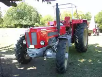 Schlüter Super 1250V. 1968 - 1993. Während seiner langen Bauzeit gab es dieses Modell in etlichen Versionen. Insgesamt wurden rund 2600 solcher Traktoren produziert. Der wassergekühlte Sechszylinderreihendieselmotor hat einen Hubraum von 7127 cm³ und leistet 110 PS. Dittmer´s Hoffest in Sprockhövel am 07.07.2018.