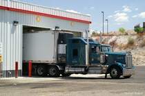 Dieser Kenworth W900 kommt gerade aus der Waschanlage auf einem Truck Stop in Kingman, AZ. Mai 2006