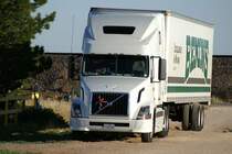 Dieser Volvo VN 780 wartet bei Seligman darauf, dass es wieder auf den Highway geht. Mai 2006 