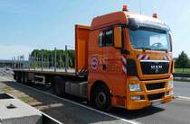 =MAN-Sattelzug von AVS Mellingen steht bereit zum Abtransport von Fahrbahnbegrenzungen, Juni 2018