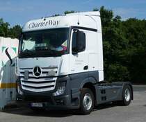 =MB Actros-Sattelzugmaschine steht im Juni 2018 auf dem Rasthof Fulda-Nord
