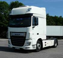 =DAF XF-Sattelzugmaschine steht im Juni 2018 auf dem Rasthof Fulda-Nord