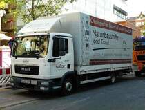 =MAN TGL von Naturbaustoffe TRAUD steht auf einer Baustelle in Fulda im Juli 2018. 