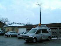 VW-T5; ORS-Me�wagen �berpr�ft mit der ausgefahrenen drehbaren Antenne DVB-T-Fernseh-Empfangssignale am Bahnhofsvorplatz in Ried i.I.; 090213 
