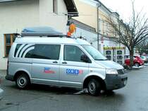 VW-T5; ORS-Me�wagen hat in Sekundenschnelle die Me�antenne eingefahren, und verl�sst den Bahnhofsvorplatz in Ried i.I.; 090213 