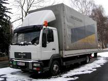 MAN einer kleinen Welser Spedition vor den Laderampen des aufgelassenen �BB-G�termagazin in Ried i.I.; 090214