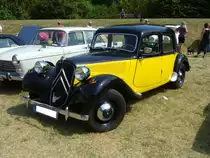 Citroen 11CV BN. Vorgestellt wurde der Traction Avant bereits 1934 auf den Automobilsalons in Paris und Brüssel. Er ist somit ein Vorkriegsmodell, das nach WW2 mit großem Erfolg weiter produziert wurde. Bis zum Produktionsende im Jahr 1957, wurden 759.123 Fahrzeuge dieses Modelles als Limousine, Coupe und Cabriolet produziert. Der Vierzylinderreihenmotor hat einen Hubraum von 1898 cm³ und leistet 60 PS. Der abgelichtete 11CV ist mal nicht in den Einheitsfarbtönen noir oder gris perle lackiert. Oldtimertreffen Zeche Hannover in Herne am 22.07.2018.