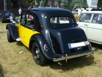 Heckansicht eines Citroen 11CV in interessanter Farbgebung. Oldtimertreffen Zeche Hannover in Herne am 22.07.2018.
