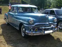 De Soto Custom Sedan des Modelljahres 1950. Die Modellreihe Custom war im Jahr 1950 die luxuriösere Version im Verkaufsprospekt der Marke aus dem Chrysler-Konzern. Darunter rangierte die Baureihe DeLuxe. De Soto verkaufte von diesem Modell in der Karosserieversion Sedan in diesem Modelljahr 72.664 Autos zum Preis ab US$ 2174,00. Der Sechszylinderreihenmotor hat einen Hubraum von 3877 cm³ und leistet 112 PS. Oldtimertreffen Zeche Hannover in Herne am 22.07.2018.