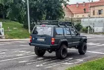 Jeep Cherokee XJ (Gen. 2) auf einem vermutlich nicht werksmäßigem Fahrwerk und auf ernsten Geländereifen. Foto: Juli 2018
