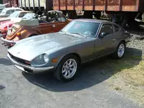 Datsun 280Z. 1975 - 1978. Als 240Z kam dieses Modell 1969 auf den Markt und etablierte sich schnell, insbesondere in den USA, zu einem Verkaufsschlager. Aus dem 240Z wurde 1973 der 260Z. 1975 wurde aus dem 260Z dann der hier abgelichtete 280Z, der allerdings nur in den USA vertrieben wurde. Bis zu seiner Ablösung durch den größeren 280ZX verkaufte sich das Modell mit ca. 40.000 Fahrzeugen pro Jahr, in den USA sehr gut. Der Sechszylinderreihenmotor hat einen Hubraum von 2753 cm³ und leistet 173 PS. Die Höchstgeschwindigkeit wurde mit 205 km/h angegeben. Oldtimertreffen Zeche Hannover in Herne am 22.07.2018.