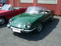 Fiat 850 Sport Spider. 1968 - 1972. Der 850´er Sport Spider basierte auf dem bereits 1965 vorgestellten 850 Spider. Der im Heck verbaute 4-Zylinderreihenmotor leistet aus 903 cm³ Hubraum 52 PS. Der Wagen ist im Farbton verde inglese lackiert. Oldtimertreffen Zeche Hannover in Herne am 22.07.2018.