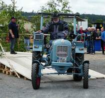 =Eicher rollt von der Vorstellungsrampe bei den Motorrad-Oldtimer-Freunden Kiebitzgrund im Juni 2018