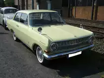 Opel Rekord A als zweitürige Limousine. 1963 - 1965. Der Rekord A kam im Stil des amerikanischen Chevy II einher. Es gab einige Motorisierungsvarianten: 1488 cm³ mit 55 PS, 1680 cm³ mit 60 PS oder 67 PS und einen 6-Zylinderreihenmotor der aus 2605 cm³ 100 PS leistet. Der abgelichtete Rekord ist mit dem 1.7l Motor ausgerüstet. Oldtimertreffen Zeche Hannover in Herne am 22.07.2018.