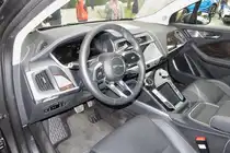 Blick ins Cockpit des Jaguar I-Pace auf der Autoschau in Krefeld an der Rennbahn, 24.6.18