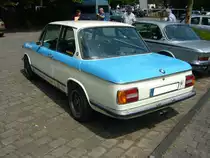 Heckansicht eines auf sportlich getrimmten BMW 2002. 1968 - 1975. Oldtimertreffen Zeche Hannover in Herne am 22.07.2018.