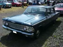 Ford Fairlane 500 des Modelljahres 1962. Der Fairlane 500 konnte wahlweise mit einem Sechszylinderreihenmotor mit einem Hubraum von 2781 cm³ und einer Leistung von 102 PS oder mit einem V8-motor, der aus 3620 cm³ Hubraum 147 PS leistet bestellt werden. Der abgelichtete Wagen ist im Farbton viking blue lackiert und stammt dem noch vorhandenen Händlerschild auf der Kofferraumklappe zu Folge aus dem US-Bundesstaat North-Carolina. Oldtimertreffen Zeche Hannover in Herne am 22.07.2018.