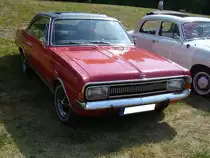 Opel Commodore Coupe. 1967 - 1971. Das abgelichtete Commodore Coupe stammt aus dem ersten Modelljahr 1967. Der Käufer konnte im Modelljahr 1967 beim Commodore zwischen zwei Scheszylinderreihenmotoren wählen: 2239 cm³ mit einer Leistung von 95 PS oder 2490 cm³ mit einer Leistung von 115 PS. Für ein solches Commodore Coupe musste man im Jahr 1967 mindestens DM 10.350,00 auf die Theke des Opel Händlers legen. Oldtimertreffen Zeche Hannover in Herne am 22.07.2018.