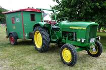 =John Deere 310 mit angehängtem Schlafzimmer, gesehen bei den Motorrad-Oldtimer-Freunden Kiebitzgrund im Juni 2018