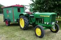 =John Deere 310 mit angehängtem Schlafzimmer, gesehen bei den Motorrad-Oldtimer-Freunden Kiebitzgrund im Juni 2018