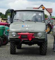 Unimog rollt zu seinem Standplatz bei den Motorrad-Oldtimer-Freunden Kiebitzgrund im Juni 2018