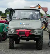 Unimog rollt zu seinem Standplatz bei den Motorrad-Oldtimer-Freunden Kiebitzgrund im Juni 2018