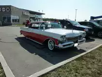 Dieses Schmuckstück konnte im September 2017 an einer Tankstelle in der Nähe der Niagara Fälle (kanadische Seite) abgelichtet werden. 
Es handelt sich um einen Mercury Turnpike Cruiser in der Karosserieversion Hardtop Sedan aus dem Jahr 1957.
Das Modell war eine Sensation. Noch nie hatte es einen Mercury mit so umfangreicher Ausstattung gegeben. Zur Serienausstattung gehörten: Servobremsen, Servolenkung, hydraulische Fensterheber, elektrische Sitzverstellung mit Memoryfunktion, Tageskilometerzähler sowie Entlüftungsöffnungen am Dach. Als besonderer Clou bleibt zu vermerken, das die Heckscheibe im Kofferraum versenkt werden kann. Von diesem viertürigen Modell verkaufte die Ford-Division Mercury im Jahr 1957 8305 Autos zum Preis ab US$ 3849,00. 
Angetrieben wird der Wagen von einem V8-motor aus dem Regal der Schwestermarke Lincoln. Der Motor hat einen Hubraum von 6027 cm³ und leistet 290 PS.