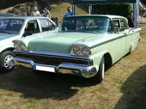 Ford Galaxie Town Sedan aus dem Jahr 1959. Auch im Modelljahr 1959 war die Baureihe Galaxie wieder das Spitzenmodell im Ford-Verkaufsprospekt. Darunter rangierten die Modelle Fairlane 500, Fairlane und als Basismodell diente der Custom 300. Von diesem Modell in dieser Karosserieversion, verkaufte Ford in dem Modelljahr 183.108 Autos. Der Grundpreis lag in den Bundesstaaten an der Ostküste und des mittleren Westens bei US$ 2582,00. In den westlicheren Bundesstaaten lag der Preis bei US$ 2700,00. Der Kunde konnte bei der Motorisierung zwischen folgenden Motoren wählen: Sechszylinderreihenmotor mit einem Hubraum von 3653 cm³ und 145 PS oder einem V8-motor mit einem Hubraum von 4783 cm³ und einer Leistung von 200 PS. Oldtimertreffen Zeche Hannover in Herne am 22.07.2018.