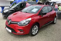 Renault Clio im schicken Rot auf der Autoschau in Krefeld an der Rennbahn, 24.6.18